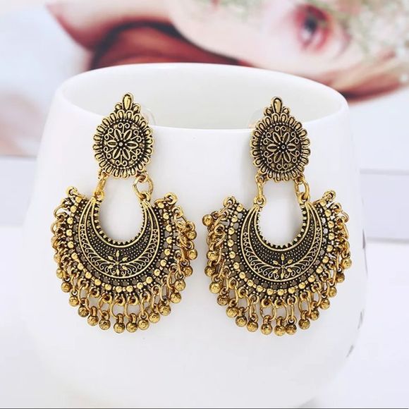 {STEVIE} boho crescent ๐ dangle earrings - Picture 4 of 6